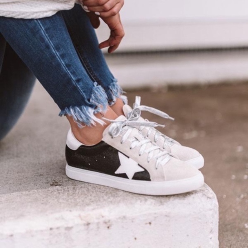 Last one! Metallic Star Sneaker - Picture 2 of 3